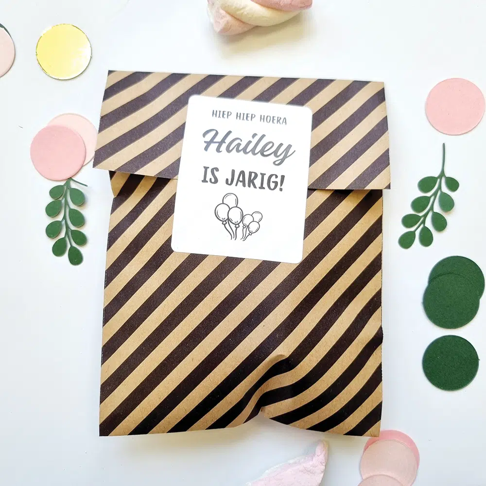 Traktatie sticker met naam – jarig