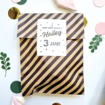 Traktatie sticker met naam en leeftijd - confetti