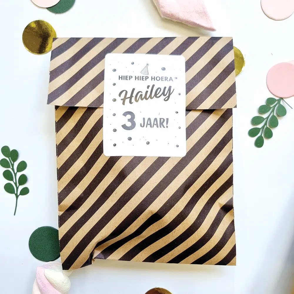 Traktatie sticker met naam en leeftijd – confetti